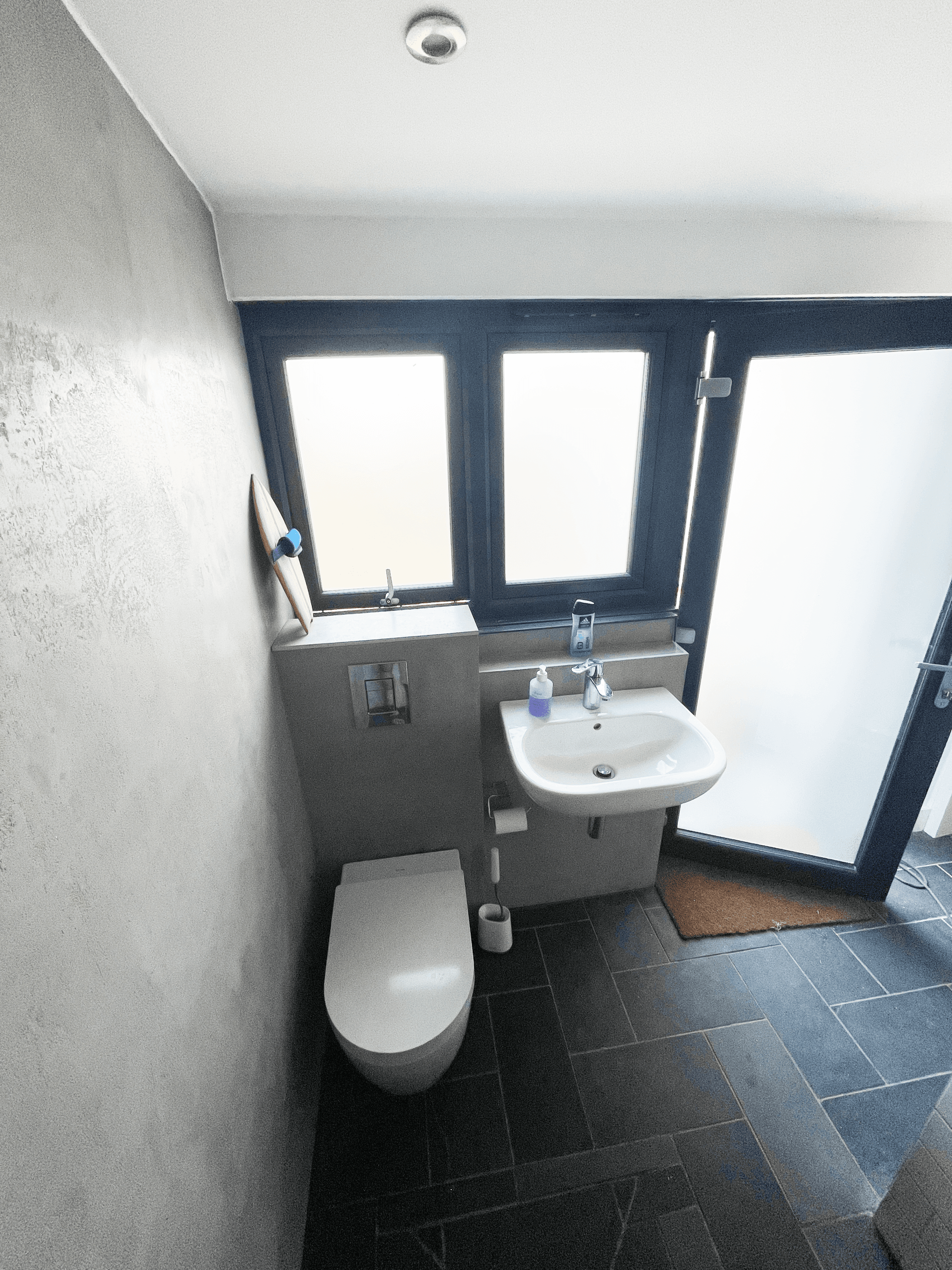 Downstairs wetroom for wetsuits and sandy feet