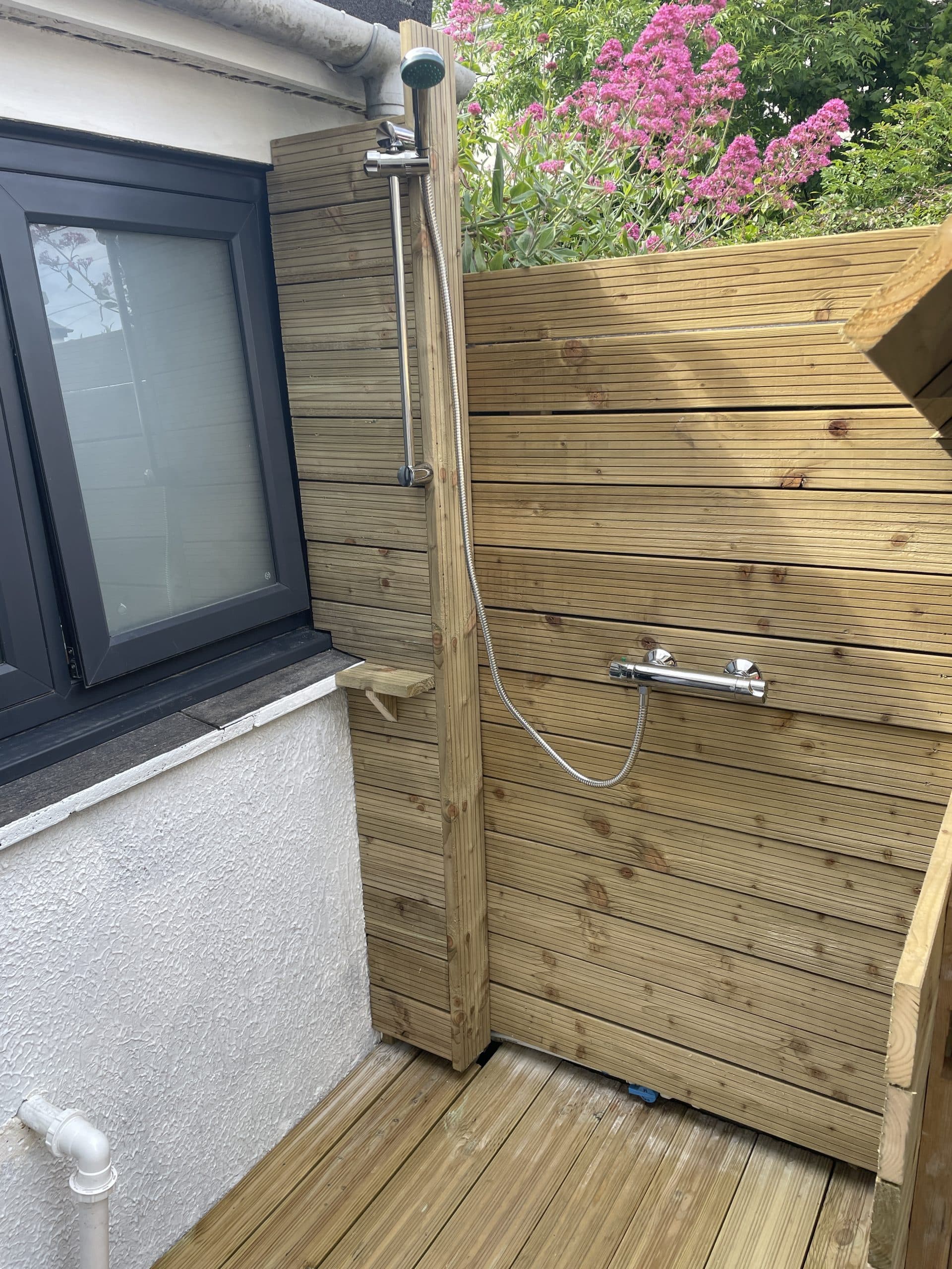 Outdoor shower for dogs and wetsuits